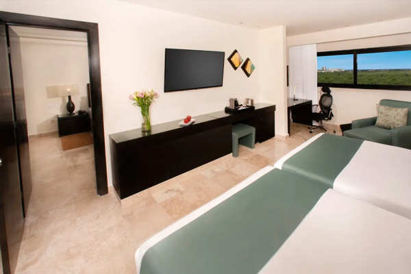 Baño moderno con ducha de alta presión y kit de amenidades exclusivas en Smart Cancun The Urban Oasis