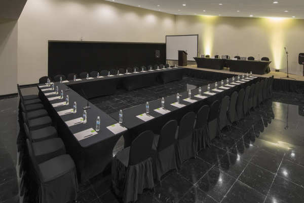 Área de centro de negocios equipada con computadoras y mesas de trabajo para viajeros corporativos