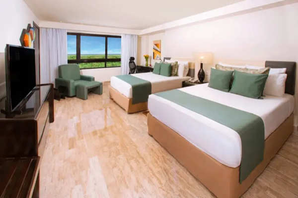 Habitación con dos camas matrimoniales y blancos de alta calidad para viajes familiares o de negocios