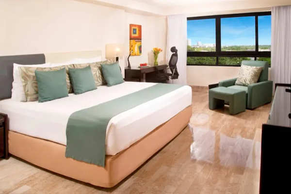 Habitación estándar con cama King Size y diseño contemporáneo en Hotel Smart Cancun