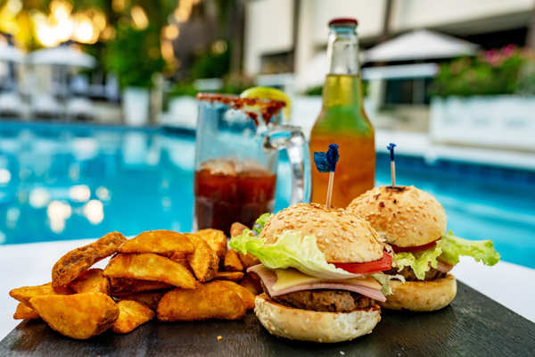 Hamburguesa preparada al estilo del chef, ideal para una cena rápida o servicio a la habitación