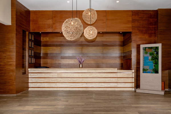 Lobby principal del Hotel Smart Cancun con diseño minimalista y área de atención al huésped