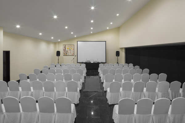 Salón de reuniones equipado con tecnología audiovisual para conferencias y eventos de negocios en Cancún Centro