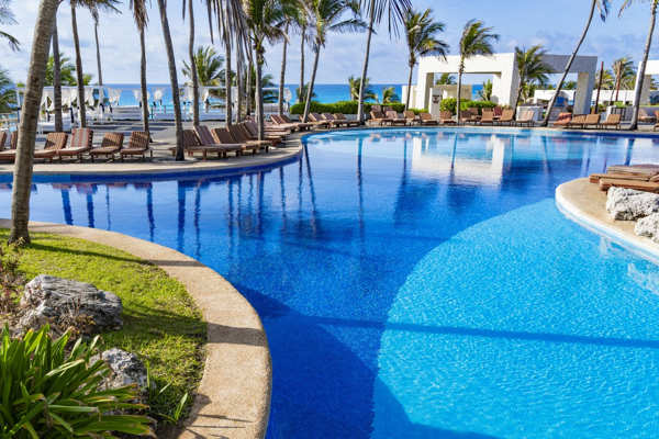 Piscina icónica del hotel Grand Oasis Cancún