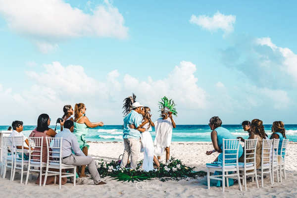 Montaje de boda frente al mar en el hotel Grand Oasis Cancún