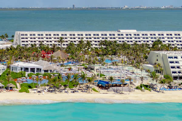 Vista exterior del resort Grand Oasis Cancún All Inclusive