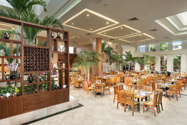 Experiencia culinaria internacional en restaurante de Grand Oasis Cancún