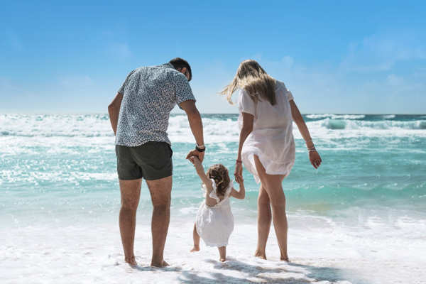 Vista panorámica de la playa y la piscina del resort Grand Oasis Cancún