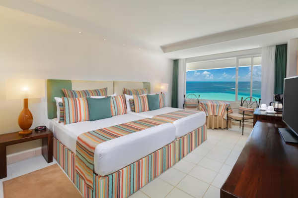 Balcón privado frente al mar en habitación del hotel Grand Oasis Cancún